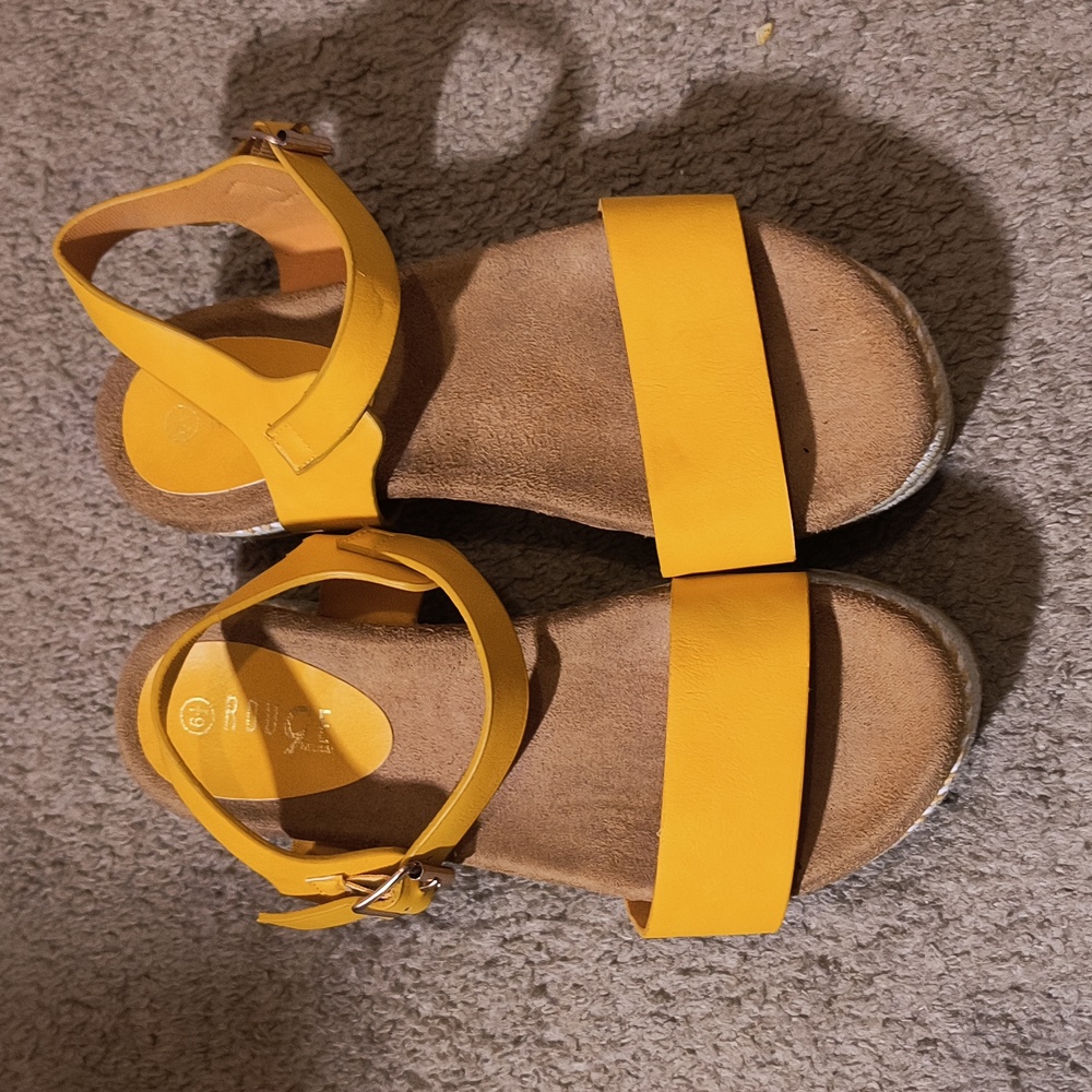 Rouge platform sandals